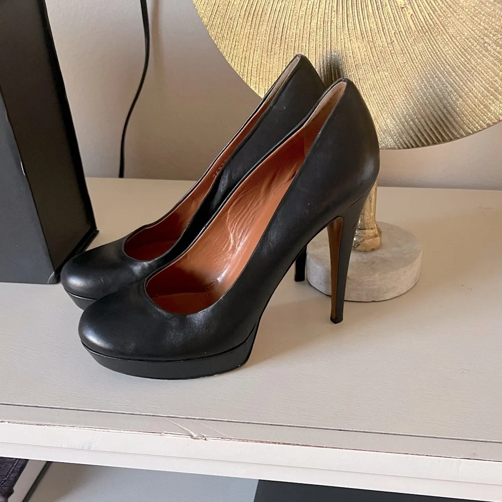 Authentic Gucci Black Leather Heels. Size 39. Excellent Condition. Very Comf. - Picture 3 of 8